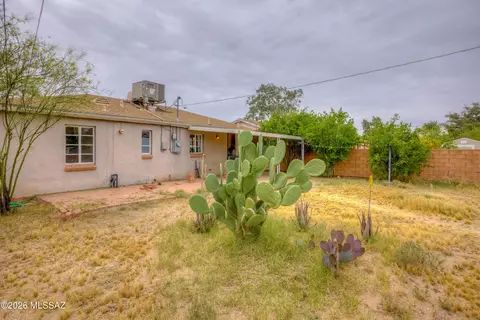 Exterior - 2437 E Beverly Dr, Tucson, AZ 85719 photo 4 of 8