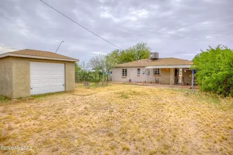 Exterior - 2437 E Beverly Dr, Tucson, AZ 85719 photo 6 of 8