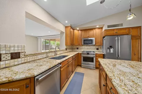 Kitchen - 10036 E Sierrita Pl, Tucson, AZ 85749 photo 3 of 4