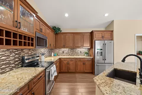 Kitchen - 63178 E Brooke Pk Dr, Saddlebrooke, AZ 85739 photo 3 of 4