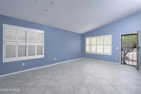 Living - 10172 E Gray Hawk Dr, Tucson, AZ 85730 photo 5 of 8