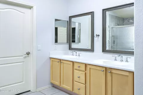 Bath - 10172 E Gray Hawk Dr, Tucson, AZ 85730 photo 2 of 3