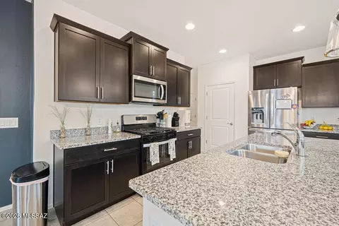 Kitchen - 11295 S Weismann Dr, Vail, AZ 85641 photo 3 of 5