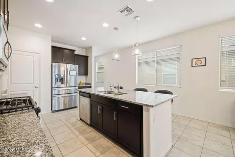 Kitchen - 11295 S Weismann Dr, Vail, AZ 85641 photo 4 of 5
