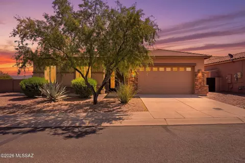 8640 N Moonfire Dr, Tucson, AZ 85743