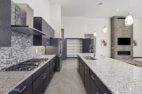 Kitchen - 9820 S Rolling Water Dr, Vail, AZ 85641 photo 4 of 5