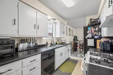 Kitchen - 1136-1152 E Hedrick Dr, Tucson, AZ 85719 photo 6 of 7