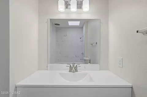 Bath - 1136-1152 E Hedrick Dr, Tucson, AZ 85719 photo 2 of 4