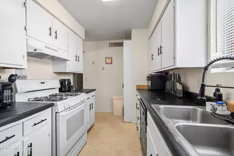 Kitchen - 1136-1152 E Hedrick Dr, Tucson, AZ 85719 photo 5 of 7