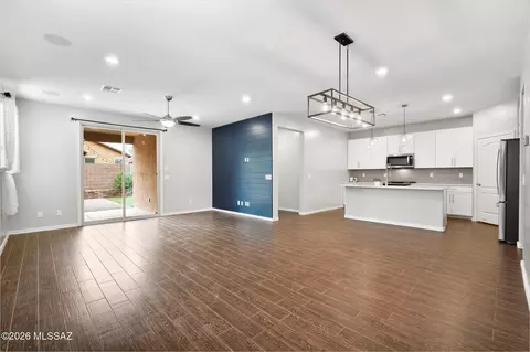 Living - 8670 N Genoa Ct, Tucson, AZ 85742 photo 1 of 4
