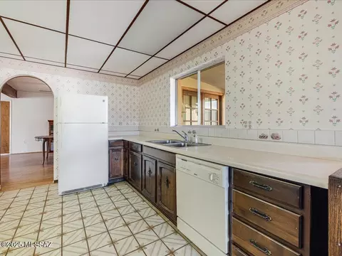 Kitchen - 98 Longview Loop Rd, Elgin, AZ 85611 photo 5 of 7