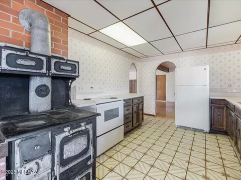 Kitchen - 98 Longview Loop Rd, Elgin, AZ 85611 photo 3 of 7