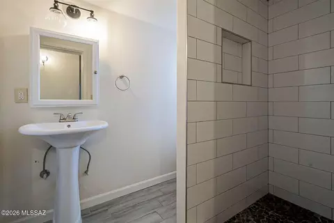 Bath - 49 E Adams St, Tucson, AZ 85705 photo 3 of 4