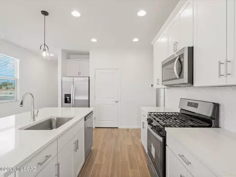 9769 N Summerstone Ave, Tucson, AZ 85743