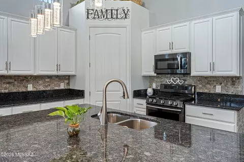 Kitchen - 834 S Deer Meadow Loop, Tucson, AZ 85745 photo 4 of 6