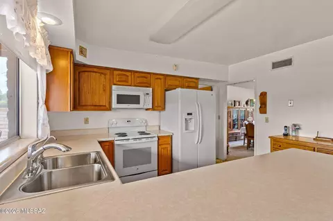Kitchen - 10100 E Moccasin Pl, Tucson, AZ 85749 photo 4 of 4