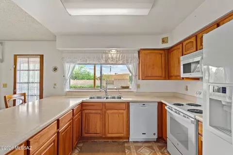 Kitchen - 10100 E Moccasin Pl, Tucson, AZ 85749 photo 2 of 4