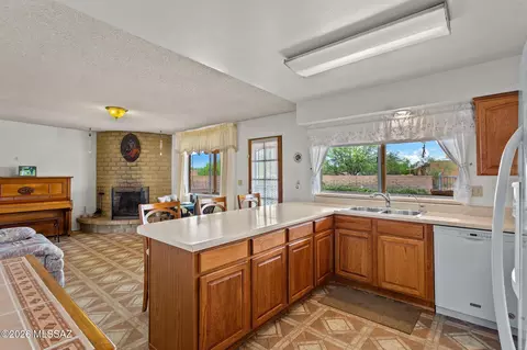 Kitchen - 10100 E Moccasin Pl, Tucson, AZ 85749 photo 3 of 4