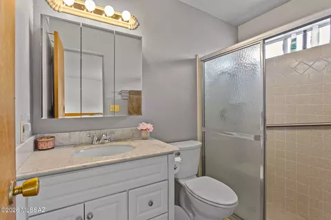 Bath - 10100 E Moccasin Pl, Tucson, AZ 85749 photo 2 of 2