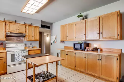 Kitchen - 9631 E Myra Dr, Tucson, AZ 85730 photo 3 of 7