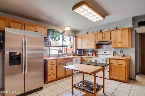 Kitchen - 9631 E Myra Dr, Tucson, AZ 85730 photo 5 of 7