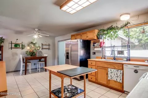 Kitchen - 9631 E Myra Dr, Tucson, AZ 85730 photo 6 of 7