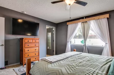 Bedroom - 9631 E Myra Dr, Tucson, AZ 85730 photo 6 of 8