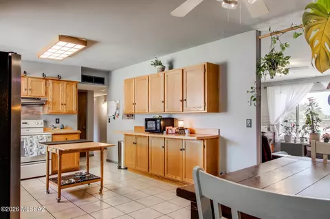 Kitchen - 9631 E Myra Dr, Tucson, AZ 85730 photo 2 of 7