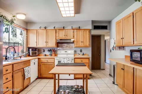 Kitchen - 9631 E Myra Dr, Tucson, AZ 85730 photo 4 of 7