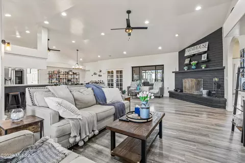 Living - 42 Fairview Ln, Elgin, AZ 85611 photo 2 of 4