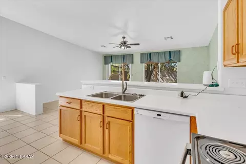 Kitchen - 10009 E Moonstruck Way, Tucson, AZ 85747 photo 4 of 4