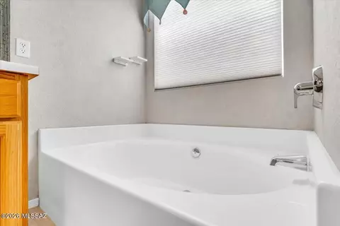 Bath - 10009 E Moonstruck Way, Tucson, AZ 85747 photo 1 of 3