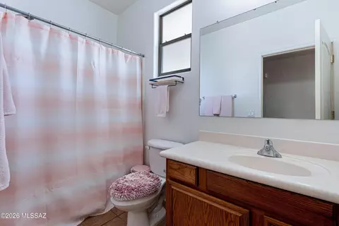 Bath - 10520 E Bishop Ln, Vail, AZ 85641 photo 3 of 3