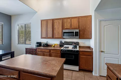 Kitchen - 10520 E Bishop Ln, Vail, AZ 85641 photo 4 of 6