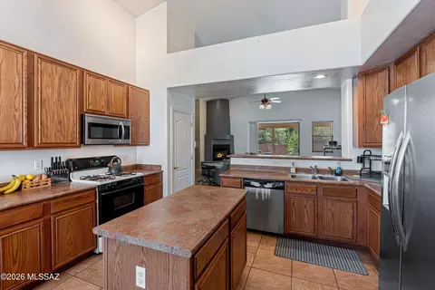 Kitchen - 10520 E Bishop Ln, Vail, AZ 85641 photo 6 of 6