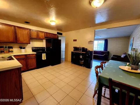 Kitchen - 7477 E Desert Spring Dr, Tucson, AZ 85730 photo 3 of 7