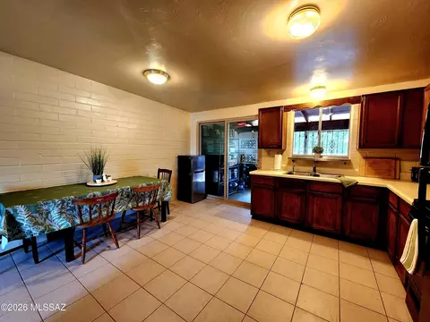 Kitchen - 7477 E Desert Spring Dr, Tucson, AZ 85730 photo 2 of 7