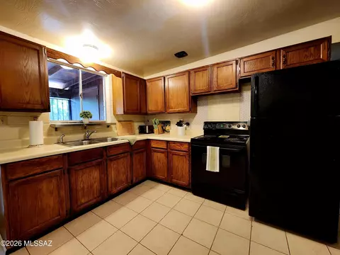 Kitchen - 7477 E Desert Spring Dr, Tucson, AZ 85730 photo 5 of 7