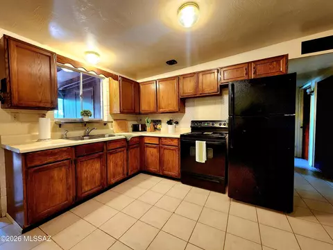 Kitchen - 7477 E Desert Spring Dr, Tucson, AZ 85730 photo 1 of 7