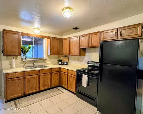Kitchen - 7477 E Desert Spring Dr, Tucson, AZ 85730 photo 7 of 7