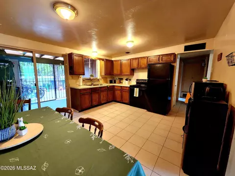 Kitchen - 7477 E Desert Spring Dr, Tucson, AZ 85730 photo 4 of 7