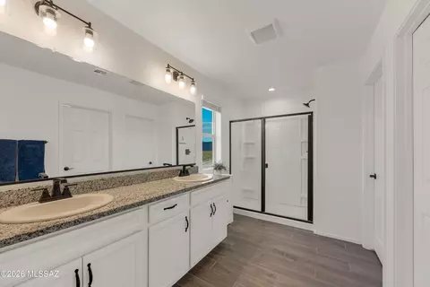 Bath - 12077 E Bohlman Dr, Vail, AZ 85641 photo 3 of 4