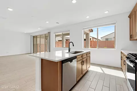 Kitchen - 13982 E Lagomorpha Pl, Vail, AZ 85641 photo 4 of 4