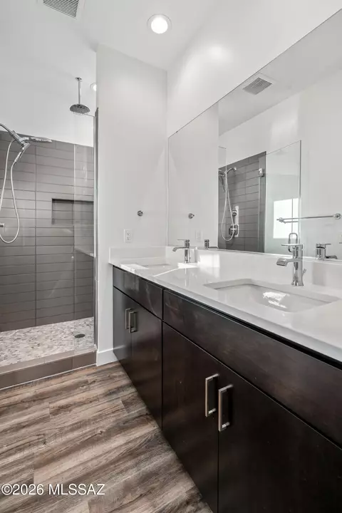 Bath - 1187 E Gerring St, Tucson, AZ 85713 photo 2 of 3