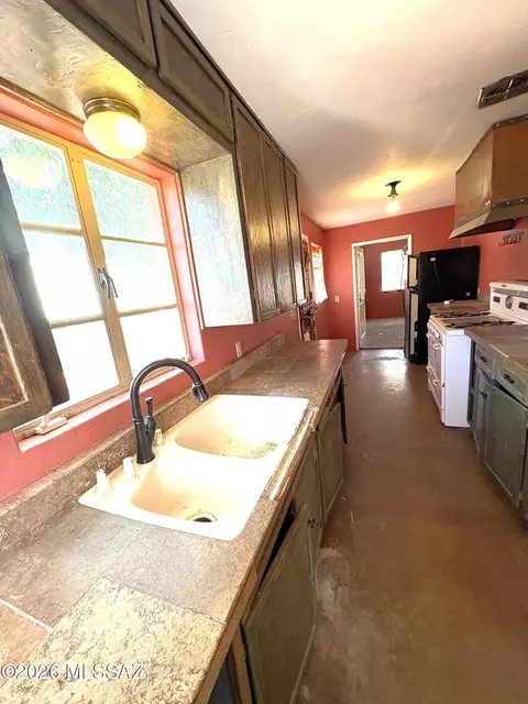 Kitchen - 1311 E Spring St, Tucson, AZ 85719 photo 4 of 11