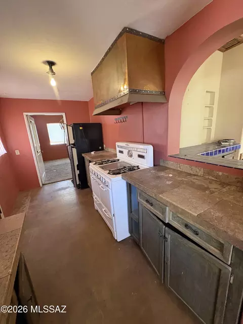 Kitchen - 1311 E Spring St, Tucson, AZ 85719 photo 5 of 11