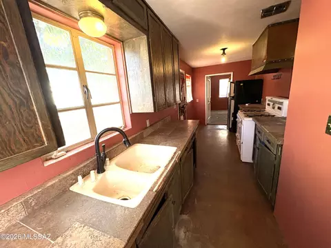 Kitchen - 1311 E Spring St, Tucson, AZ 85719 photo 3 of 11