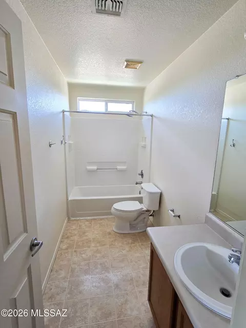 Bath - 13530 E Hampden Green Way, Vail, AZ 85641 photo 1 of 3