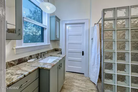 Bath - 528 E 2nd St, Tucson, AZ 85705 photo 2 of 4