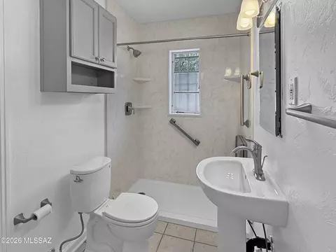 Bath - 1038 E Blanton Dr, Tucson, AZ 85719 photo 1 of 1